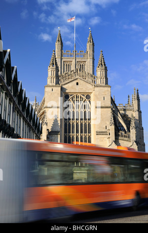 Stadtverkehr - ein großer Bus fährt vorbei an der historischen Abtei in Bath, Somerset - England Stockfoto