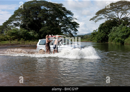 Fahrt durch den Fluss Bongo an der Westküste von Costa Rica Stockfoto