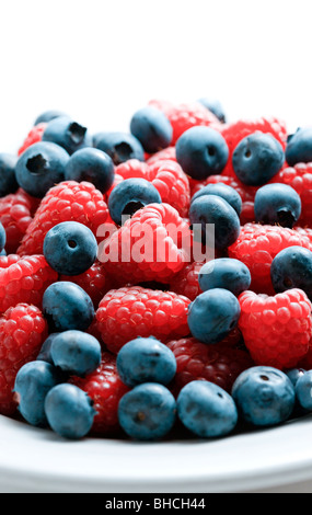 Nahaufnahme von gemischten Beeren in einer Schüssel - Aufnahme im studio Stockfoto