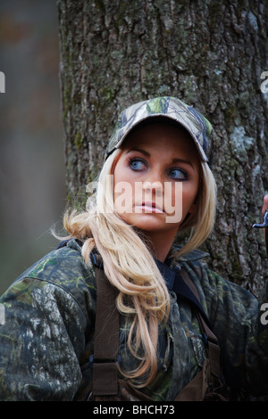 JUNGE FRAU 21 Y.O WEIBLICHE TÜRKEI HUNTER IN CAMOFLAUGE SCHROTFLINTE Stockfoto