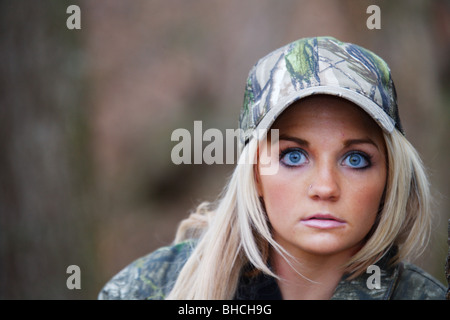 JUNGE FRAU 21 Y.O WEIBLICHE TÜRKEI HUNTER IN CAMOFLAUGE SCHROTFLINTE Stockfoto