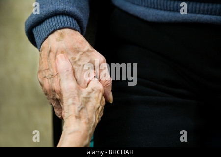 Alter Mann und Frau, die Hand in Hand. Stockfoto