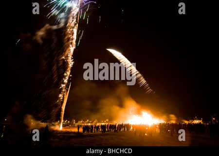 Feuerwerk und ein Lagerfeuer an Silvester. Aegissida, Reykjavik Island Stockfoto