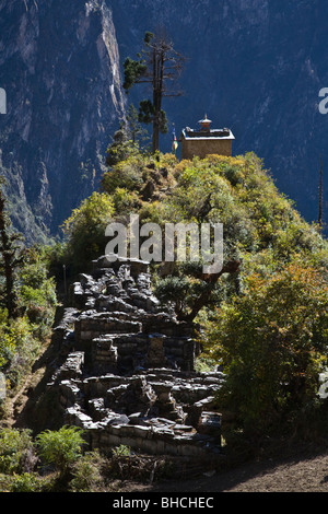 Eine tibetische buddhistische MANI Mauer und Terrassenfelder in NUPRI Umgebung - MANASLU TREK, NEPAL Stockfoto