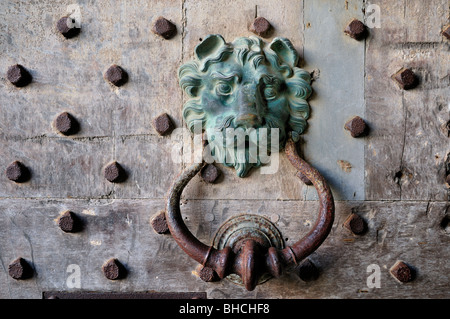 Reich verzierte Türklopfer auf beschlagene Tür. Das 13. Jahrhundert Gatehouse, Leeds Castle, Kent, UK. Stockfoto