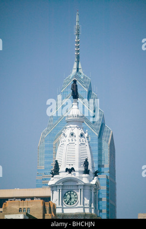 Statue von William Penn auf der Oberseite der renovierten Rathaus und ein modernes Bürogebäude dahinter in Philadelphia, PA Stockfoto