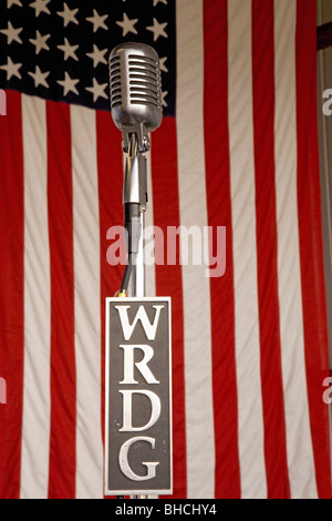 WRDG der 1940er Jahre Vintage Funkmikrofon und 48 Sterne amerikanische Flagge am Mid-Atlantic Air Museum des zweiten Weltkriegs Wochenende und Reenactment in Stockfoto