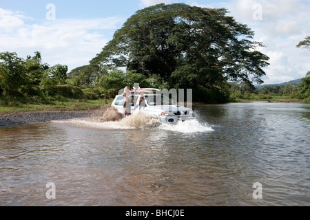 Fahrt durch den Fluss Bongo an der Westküste von Costa Rica Stockfoto