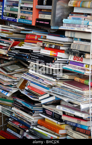 Alte Bücher zum Verkauf an Traders Village - der größte Flohmarkt in Texas, Grand Prairie, Texas, USA Stockfoto