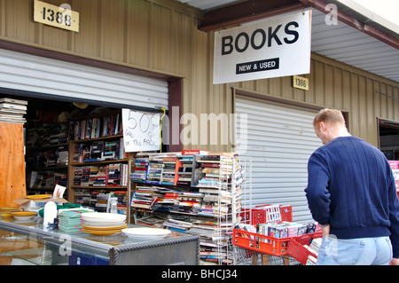 Alte Bücher zum Verkauf an Traders Village - der größte Flohmarkt in Texas, Grand Prairie, Texas, USA Stockfoto