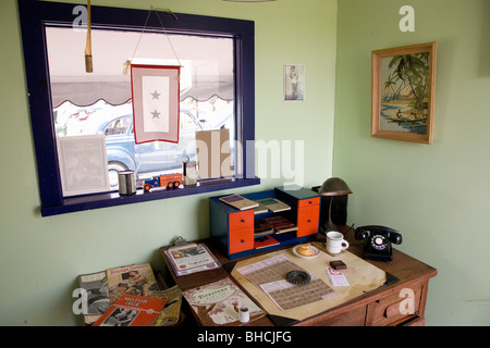 Innere des Jahrgang 1940er Jahre alte Tankstelle Rezeption und Mid-Atlantic Air Museum des zweiten Weltkriegs Wochenende und Reenactment in Reading, PA Stockfoto