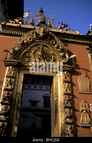 Sun Dhoka oder 'Golden Gate' führt ins 18. Jahrhundert Königspalast am Durbar Square-Bhaktapur, Kathmandu-Tal, Nepal. Stockfoto
