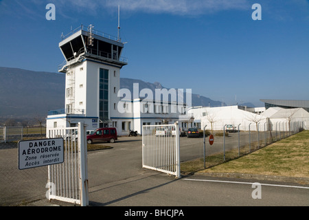 Air Traffic Kontrolle Turm von Chambery Flughafen in der Nähe von Aix-Les-Bains am Lac du Bourget im Département Savoie (Savoyen) von Frankreich. Stockfoto