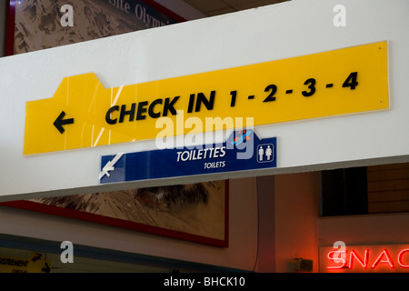 Passagier Check in / Check am Flughafen Chambéry, Aix-Les-Bains am Lac du Bourget im Département Savoie (Savoyen) von Frankreich Stockfoto