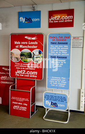 Tasche Größe Frame Käfig Tester, die Abmessungen der Passagier Hand-held zu messen tragen auf Flug-Handgepäck. Flughafen, Frankreich. Stockfoto