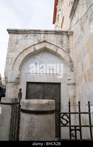 Israel, Jerusalem, Altstadt, die dritte Station der Via Dolorosa, Jesus fällt zum ersten Mal beim Tragen des Kreuzes Stockfoto