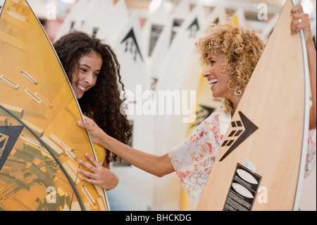 Israelische Mutter und Tochter betrachtet man Surfbretter Stockfoto