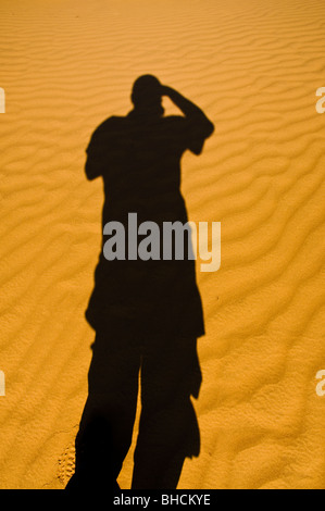 Silhouette der Mann mit der Kamera in der Wüste Stockfoto