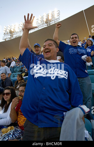 Dodger Fans jubeln während der National League Championship Series (NLCS), Dodger Stadium, Los Angeles, CA am 12. Oktober 2008 Stockfoto