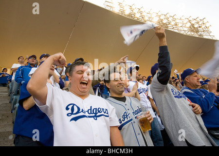 Dodger Fans jubeln während der National League Championship Series (NLCS), Dodger Stadium, Los Angeles, CA am 12. Oktober 2008 Stockfoto