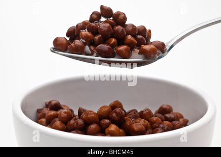 Löffel Kala Chana Bohnen im Wasser auf einem Löffel aufgehoben Stockfoto