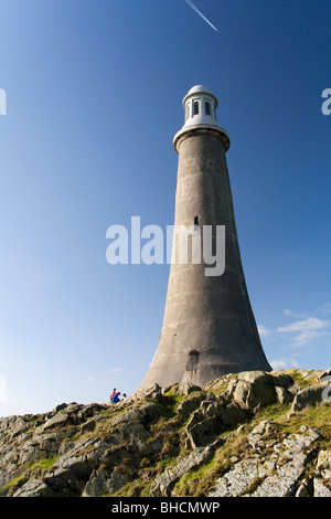 Mit Blick auf die Stadt Ulverston, ist England das dramatische Kalkstein Leuchtturm Faksimile gebaut zu Ehren von Sir John Barrow Stockfoto