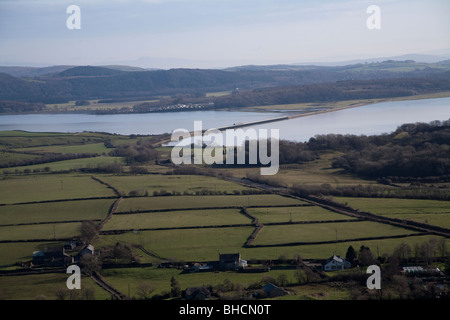 Ein Zug das Arnside Viadukt überqueren des Flusses Kent in der Offshore-Mündung in Cumbria nur außerhalb der Seenplatte, UK Stockfoto