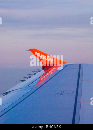 EasyJet Flug Airbus A319 Flugzeug / Flugzeug Flügel, und blauer Himmel, während der Flug durch Europa. Wingtip auf Airbus-Flugzeugen heißt sharklet. Stockfoto
