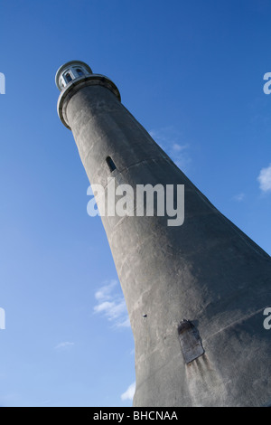 Mit Blick auf die Stadt Ulverston, ist England das dramatische Kalkstein Leuchtturm Faksimile gebaut zu Ehren von Sir John Barrow Stockfoto