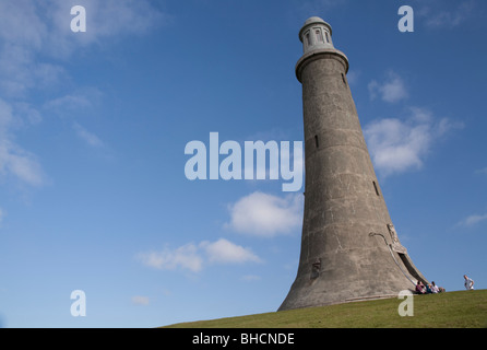 Mit Blick auf die Stadt Ulverston, ist England das dramatische Kalkstein Leuchtturm Faksimile gebaut zu Ehren von Sir John Barrow Stockfoto