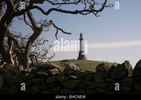 Mit Blick auf die Stadt Ulverston, ist England das dramatische Kalkstein Leuchtturm Faksimile gebaut zu Ehren von Sir John Barrow Stockfoto