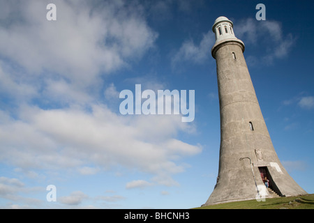 Mit Blick auf die Stadt Ulverston, ist England das dramatische Kalkstein Leuchtturm Faksimile gebaut zu Ehren von Sir John Barrow Stockfoto