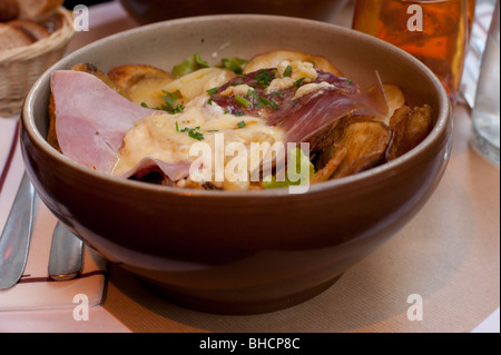 Großer Salat garniert mit Bratkartoffeln, Käse geschmolzen und in Scheiben geschnittenen Fleisch, Paris, Frankreich Stockfoto