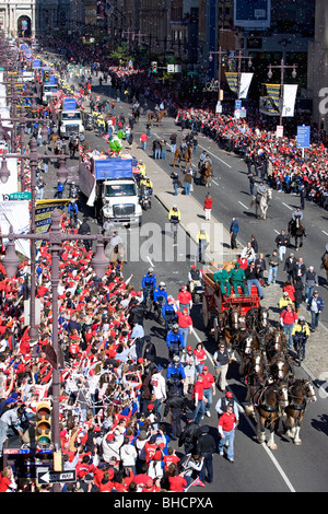 Budweiser-Pferd gezogenen Wagen mit Bussen erscheint gefüllt mit Philadelphia Phillies, Bürgermeister Michael Nutter, am Phillies World Series Stockfoto