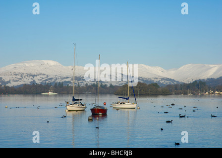 Boote- und Fähre - am Lake Windermere im Winter, Nationalpark Lake District, Cumbria, England UK Stockfoto