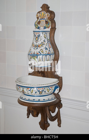 Waschtisch in Herzogs Waschraum. Rundales Pils. Rundale Palace Museum. Bauska. Lettland. Stockfoto