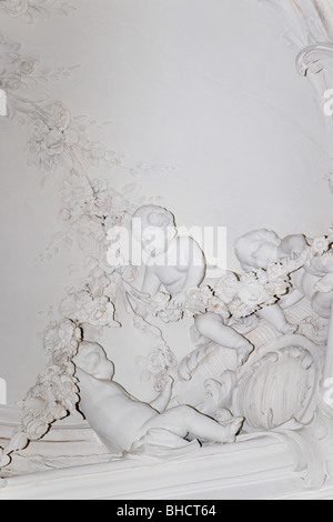 Elemente der Decke. Weißer Saal. Ballsaal. Rundales Pils. Rundale Palace Museum. Bauska. Lettland. Stockfoto