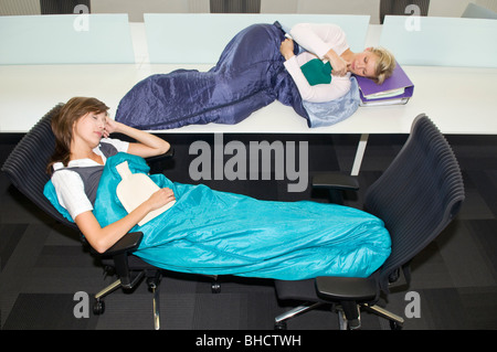 Business-Frauen schlafen im Büro Stockfoto