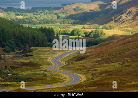 Die A832 Straße in der Nähe von Kinlochewe, Loch Maree, Schottisches Hochland nordwestlich auf. Stockfoto