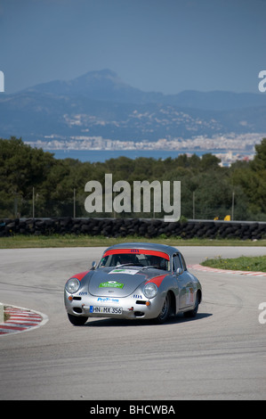 Silber 1962 Porsche 356 Porsche classic Sports das Autolaufen in einer Kundgebung in Spanien. Stockfoto