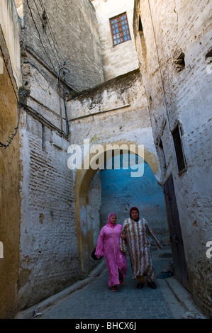 Straßen-Szene in der alten Medina (Altstadt) von Fes. Stockfoto