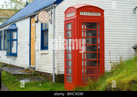 Kleine Post und rote Telefonzelle in das Dorf Diabaig, Schottisches Hochland. Stockfoto