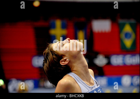 Blanka Vlasic aus Kroatien prüft ihre Hochsprung auf der großen Leinwand an den GE-spielen in Stockholms Ericsson Globe Arena Stockfoto