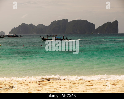Traditionellen Longtail-Boote auf Ko Phi Phi, Andamanensee, Thailand Stockfoto