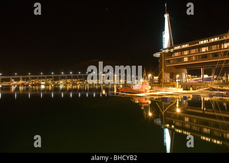 Rica Ishavshotel Tromso und Blick auf den Hafen zu Tromsø Brücke, Tromsobrua. Norwegen. Polarnacht. Winter. Stockfoto