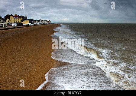 Wellen auf den Kiesstrand am Deal in Kent.  Foto von Gordon Scammell Stockfoto