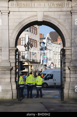 Die Füsilier-Bogen mit OPW Mitarbeiter unter ihm. Traitors Gate. St. Stephens Green. Dublin. Irland. Stockfoto