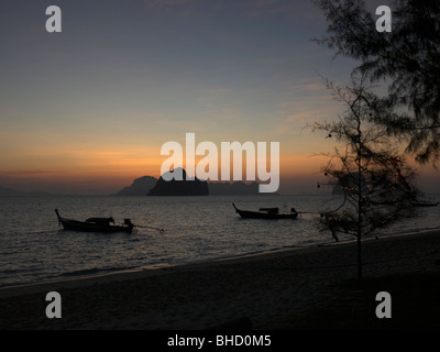 Sonnenaufgang mit der Scheveninger Ko Hai, Andamanensee, Thailand Stockfoto
