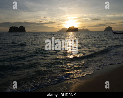 Sonnenaufgang auf Ko Hai, Andamanensee, Thailand Stockfoto