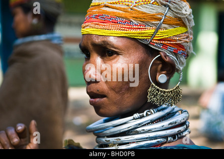 Die Bonda Frauen bedecken ihren Körper mit Perlen und Hälse mit Ringen. Verheiratete Frau schneiden ihre Haare kurz. Stockfoto